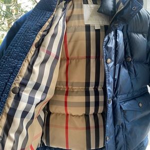 Burberry boys puffer jacket navy blue in size 6 years old. Excellent condition